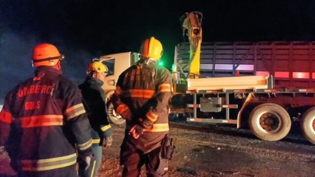 Tragédia na BR-364: Colisão entre carretas deixa um motorista morto em Jataí