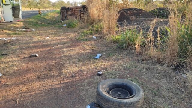 Caminhonete capota na BR 050 em Cumari, deixando dois feridos