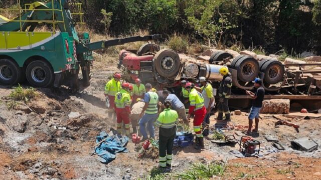 Acidente grave deixa motorista ferido após veículo capotar na BR-050, em Cumari