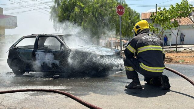 Incêndio destrói veículo no Parque Imperial em Catalão