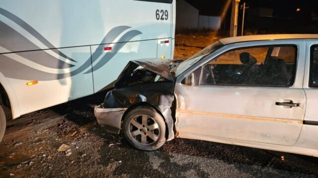 Acidente entre carro e ônibus deixa família ferida em Catalão