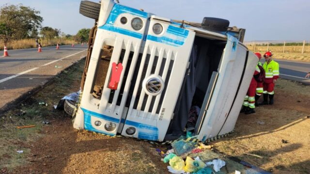 Tragédia na BR-050: Mulher de 45 anos morre após carreta tombar em Ipameri