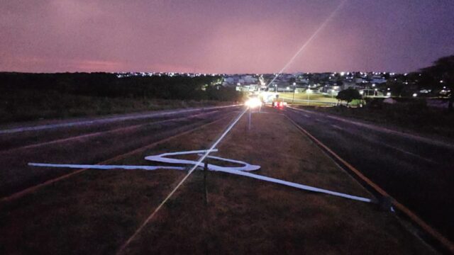 Chuva com vento forte derruba postes de iluminação pública em Catalão