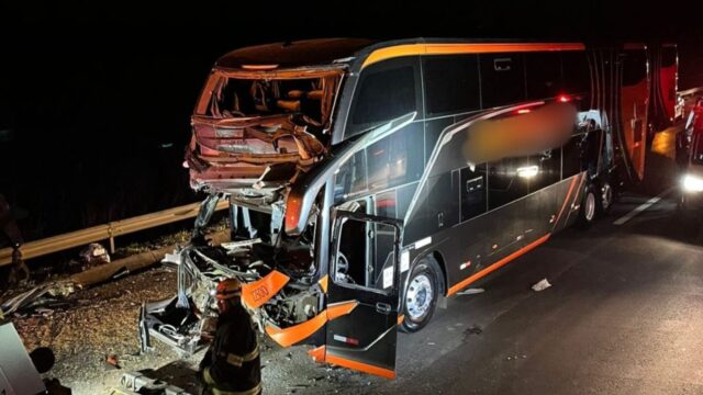 Bombeiros socorrem vítimas de acidente entre ônibus e carreta na BR-040, em Cristalina
