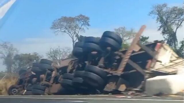 Veículo pesado tomba na BR-050 em Cumari (GO) e deixa motorista ferido