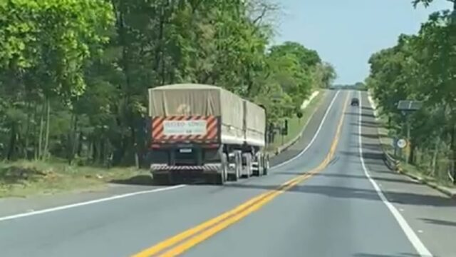 Carreta que realizava manobras perigosas é retida pela PRF na BR-153, em Uruaçu; VÍDEO
