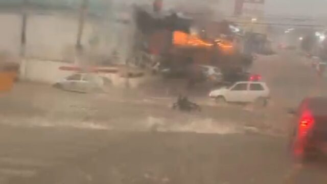 Chuva forte em Catalão alaga avenida e arrasta moto; VÍDEO