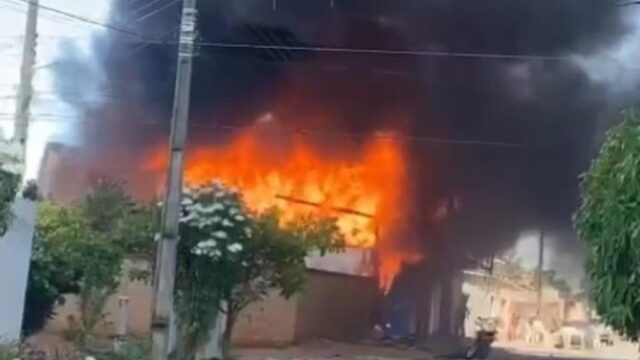 VÍDEO: Incêndio de grande proporção destrói estabelecimento comercial, em Caldas Novas