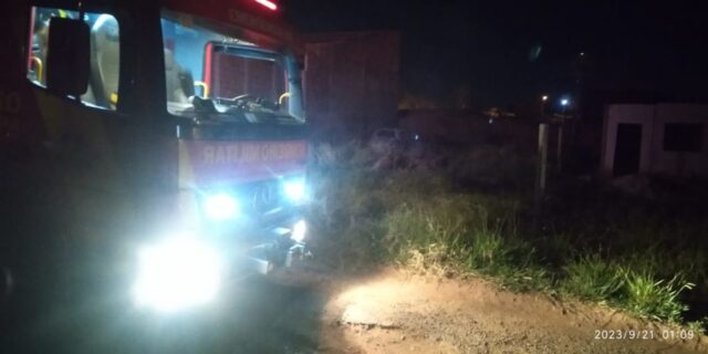 Corpo de Bombeiros combate incêndio em veículo no Bairro Portal do Lago 1, em Catalão; veículo ficou completamente destruído