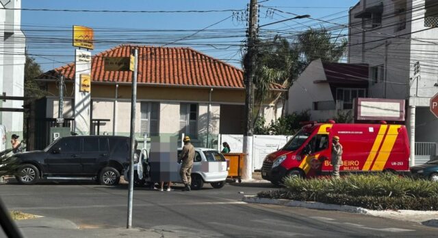 Mulher tem mal-estar enquanto dirige e acaba colidindo contra veículo estacionado, em Catalão
