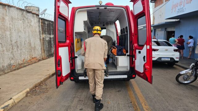 Passageiro de motocicleta fica ferido e é deixado para trás por condutor após acidente em Catalão