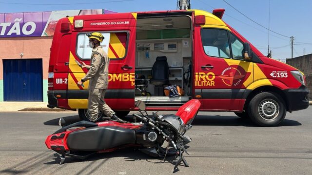 Colisão entre motos deixa condutores gravemente feridos na Vila Mutirão, em Catalão