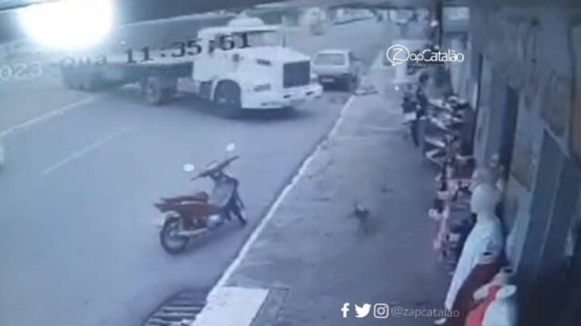 Câmera de Monitoramento flaga exato momento em que caminhão desgovernado atravessa rotatória e atinge residência, em Catalão; assista