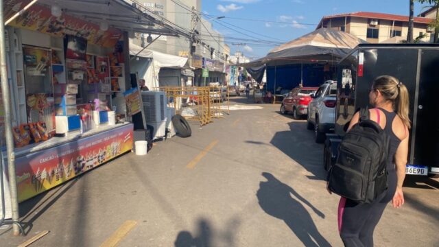 Ambulantes começam a montar barracas para a Festa de Nossa Senhora do Rosário em Catalão