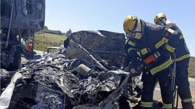 Acidente entre carro e carreta deixa motorista morto na BR-040, em Cristalina