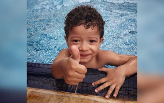 Menino de 3 anos é internado na UTI ao ter o corpo queimado após mangueira de combustível estourar enquanto pai fazia reparo em motor