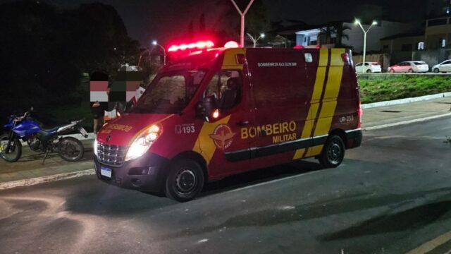 Motociclista de 22 anos fica ferido após colidir na traseira de veículo em Catalão