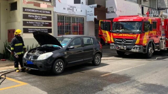Princípio de incêndio em veículo no centro de Catalão é rapidamente controlado pelos bombeiros