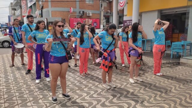Bloco da Gravata surpreende a cidade de Catalão com apresentação de Bateria de Escola de Samba na Avenida Vinte de Agosto