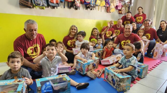 Prefeitura de Ouvidor distribui 850 brinquedos para alunos da rede municipal de ensino em comemoração ao Dia das Criança