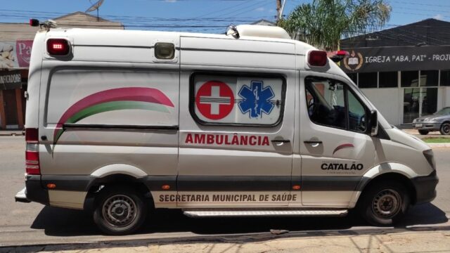Acidente entre carro e moto deixa motociclista ferido em Catalão