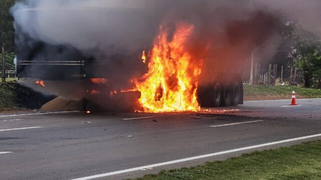 Incêndio em carreta na BR-050 em Catalão é controlado rapidamente; Veja vídeo