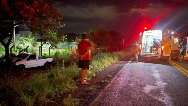 Mulher fica ferida após perder controle do veículo e bater contra árvore em Caldas Novas