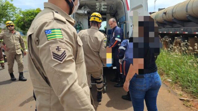 Criança e homem ficam feridos após acidente entre moto e carro, em Catalão