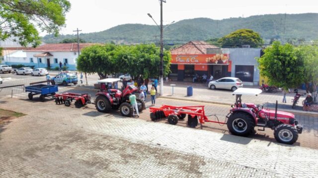 Três Ranchos é beneficiada com a entrega de tratores e implementos agrícolas