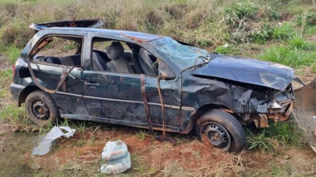 Sem cadeirinha e cinto de segurança, criança e adulto são arremessados de carro em capotamento em Patrocínio
