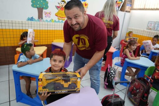 Presidente da Câmara Municipal de Ouvidor e Base do Governo Distribuem Brinquedos em Escolas do Município