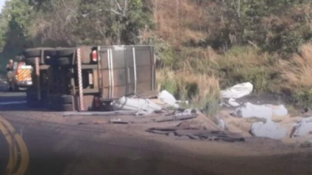 Motorista fica ferido após carreta tombar na G0-213 entre Caldas Novas e Ipameri