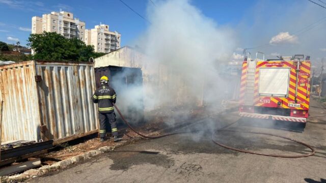 Incêndio em contêiner de materiais de construção é controlado pelos bombeiros em Catalão