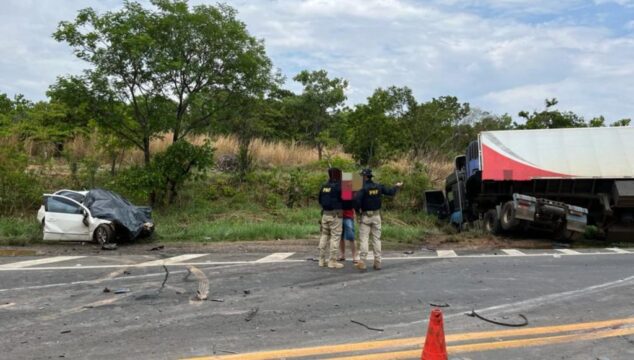 Casal morre após carro bater contra caminhão na BR-153, em Mara Rosa