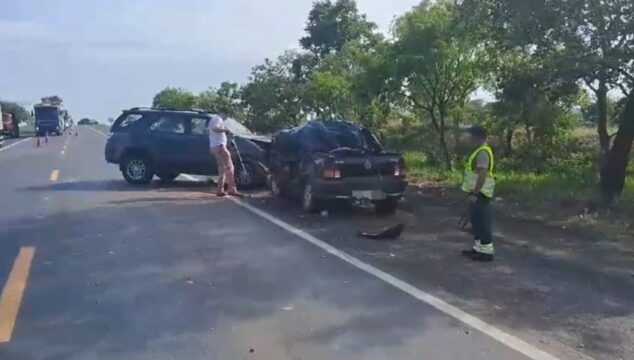 Colisão frontal entre Toyota Hilux e Fiat Strada deixa duas pessoas mortas na BR-153, em Campinorte