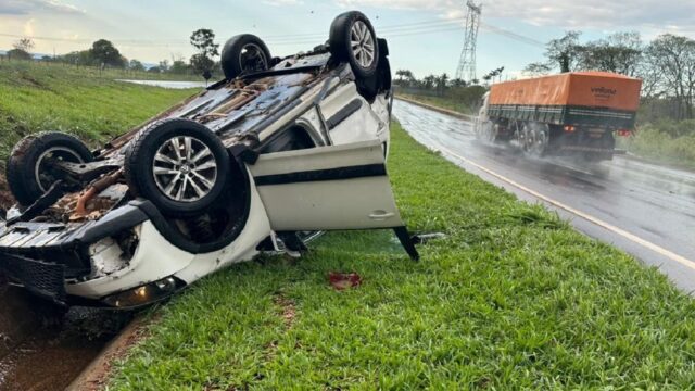 Duas pessoas ficaram feridas após veículo capotar na BR-050, entre Uberlândia a Araguari