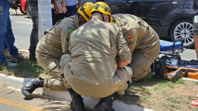 Acidente entre carro e moto em Catalão deixa motociclista ferido no bairro São João