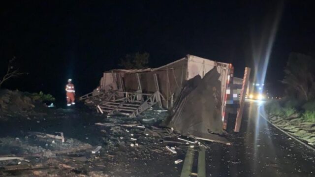 Carreta carregada com vidros tomba entre Araguari e Caldas Novas