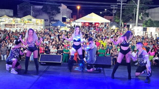 Público lota Praça da Estação para show da banda Nova York, em Ouvidor