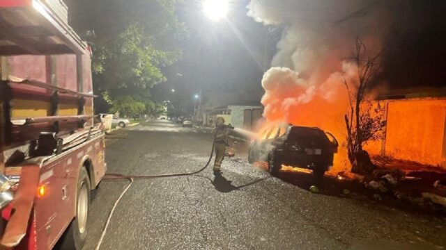 Carro fica destruído após pegar fogo em avenida de Araguari