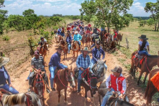 Prefeitura e Comitiva Tradição Sertaneja realiza cavalgada em comemoração aos 70 anos de Três Ranchos