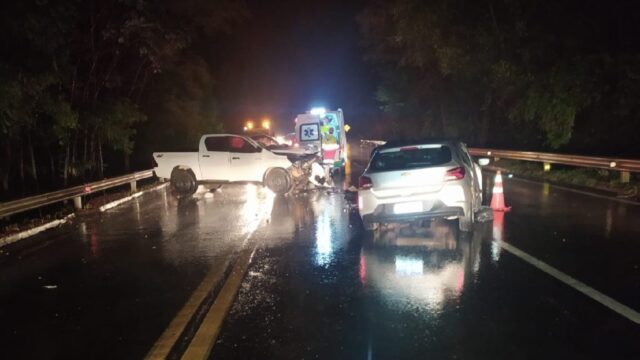 Colisão frontal entre caminhonete e carro de passeio mata duas pessoas e deixa dois feridos na BR-153 em Hidrolina (GO)