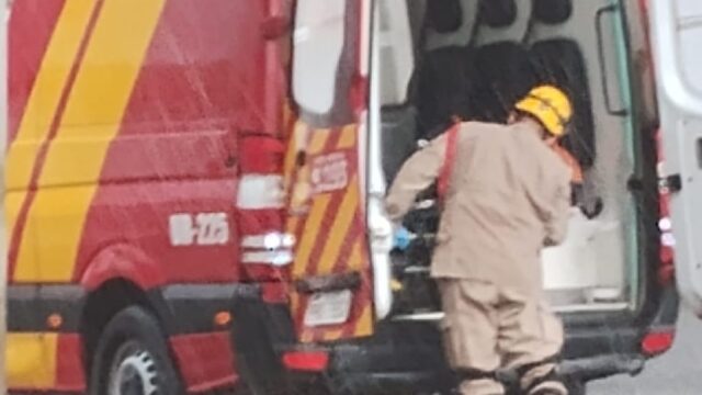 Colisão entre carro e moto em Catalão deixa motociclista ferido no bairro Chaud