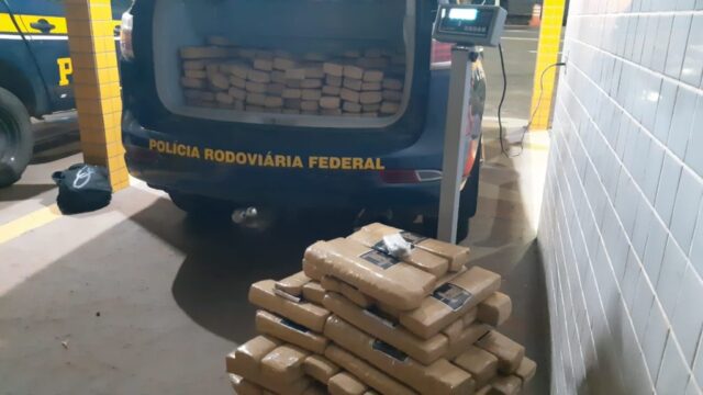 PRF em Catalão apreende quase 200kg de maconha e recupera carro roubado