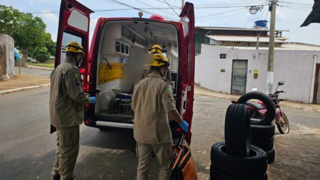 Mulher fica ferida após sofrer queda de moto, em Catalão