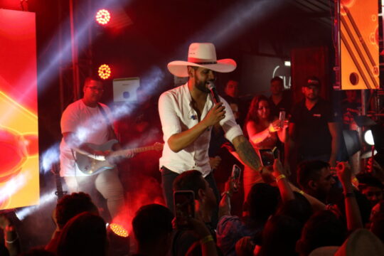 Guilherme Silva anima o público com mega show no Fogão de Lenha Show em Catalão; veja fotos