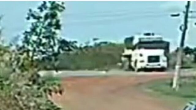 Câmera de segurança flagra colisão entre moto e carreta na GO-210, deixando policial gravemente ferido em Goiandira