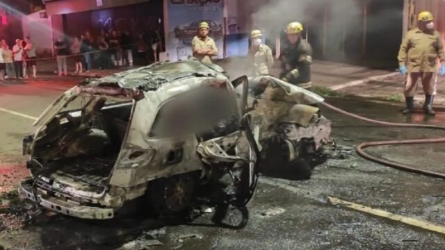Carro bate contra árvore, pega fogo e mata três pessoas