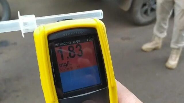 Homem em motocicleta bate recorde de embriaguez ao volante em Goiás