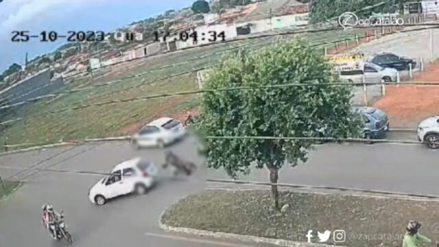Motociclista escapa ileso após colidir na traseira de veículo em Catalão; VÍDEO